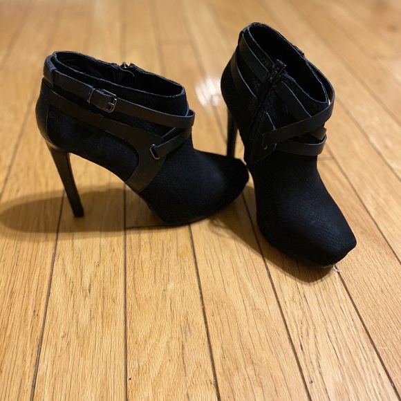 Guess Black ankle bootie - Picture 6 of 6